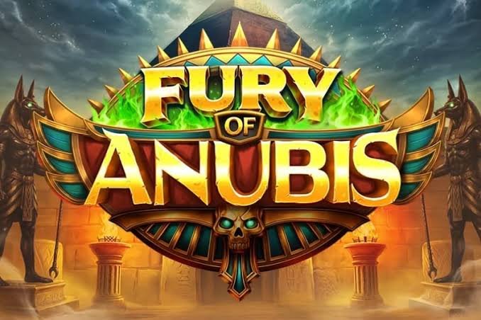 Logotipo de Fury of Anubis entre estatuas de Anubis y una pirámide
